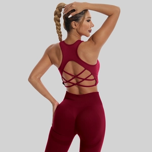 Détail du dos croisé sur le soutien-gorge de sport et legging de yoga rouge foncé sans couture