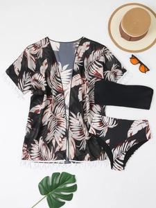 Détail de l'ensemble bikini 3 pièces avec paréo à imprimé tropical et haut bandeau noir