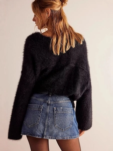Pull en maille duveteuse noire et mini-jupe en jean irrégulière pour femme