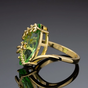 Elegante anello d'oro con gemma verde taglio marquise e dettagliati decori di api