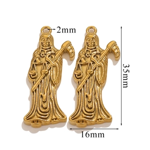 Detailed size view of two 18K gold-plated reaper skull pendants with 35mm height dimensions