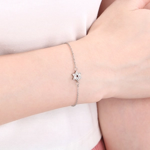 Bracelet étoile argenté pour femme avec pierres de zircon blanc sur une chaîne délicate