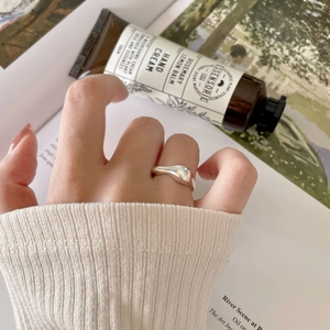Bague minimaliste en argent sterling 925 avec design irrégulier et finition polie fluide
