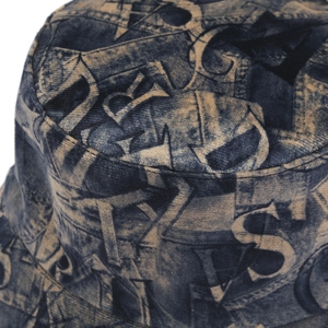 Gros plan sur un bob vintage en toile avec imprimés de lettres et texture denim