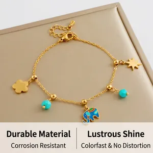 Détail du bracelet doré avec breloque éléphant, émail coloré et perles turquoise