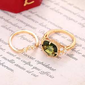 Luxuriöses 18K Goldring-Set mit smaragdgeschliffenem grünem Edelstein und Diamanten