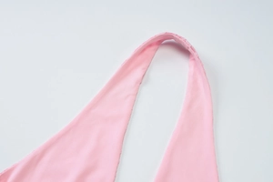 Détails de broderie en dentelle rose et doublure lisse sur haut dos nu pour femme