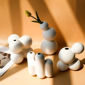 Minimalistisches weißes Keramik-Vasen-Set mit matten Kugeln im nordischen Design