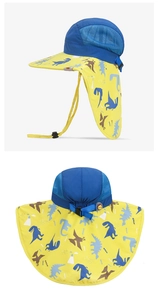 Détail du chapeau soleil enfant avec protège-nuque et motifs dinosaures colorés bleu et jaune