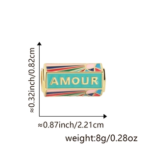 Detail eines AMOUR Emaille-Anhängers mit Maßen 2,21 cm und 8 g Gewicht für DIY-Schmuck