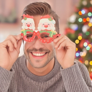 Lunettes de fête de Noël avec motif Père Noël sur un modèle avec fond festif chic
