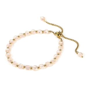 Dettaglio bracciale con perline di cristallo rosa e catena regolabile dorata