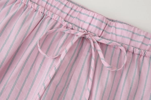Détail de la taille élastique et du cordon de serrage du short à rayures roses