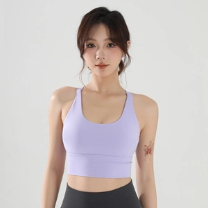 Vue détaillée du soutien-gorge de sport lavande avec larges bretelles et tissu élastique