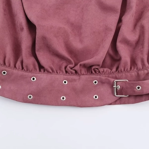 Détail de veste en suédine rose poudré avec ceinture à boucle et œillets métalliques