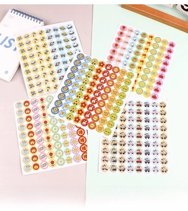 Gros plan d'autocollants ronds colorés pour enfants avec des étoiles et des trophées