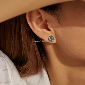 Orecchini a lobo in argento S925 con zircone blu chiaro 8mm indossati su modella