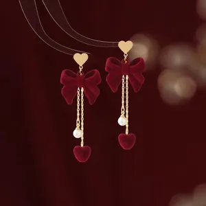 Eleganti orecchini pendenti con fiocchi rossi, cuori, catena dorata e perle