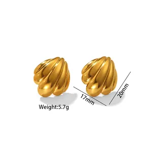 Vue détaillée des boucles d'oreilles coquillage doré irrégulier mesurant 17 mm x 20 mm