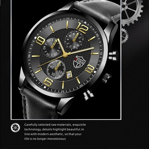 Détail de la montre à quartz pour hommes avec bracelet en cuir noir et index dorés