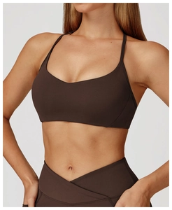 Détail d'un soutien-gorge de sport marron foncé avec dos en Y et fines bretelles