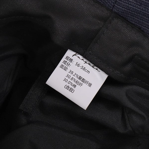 Vue détaillée de la doublure en coton mélangé et de l'étiquette d'entretien du chapeau