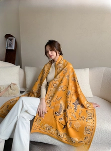 Eleganter gelber Schal im Vintage-Stil mit Vogel- und Paisley-Mustern an einem Modell