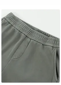 Detail der elastischen Taille an dunkelgrauer Baumwollhose mit Ziernaht im Schritt