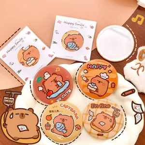 Dettaglio di specchi rotondi portatili Capybara con graziose illustrazioni e confezione regalo