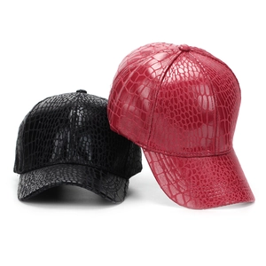 Casquettes de baseball élégantes en cuir à motif crocodile en noir et rouge foncé