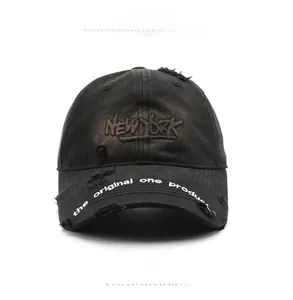 Détail de la casquette noire vintage avec broderie 3D et effet de tissu usé