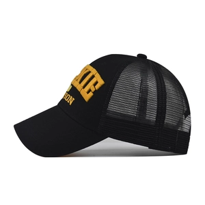 Détail de la broderie 3D jaune et du filet noir respirant sur cette casquette trucker