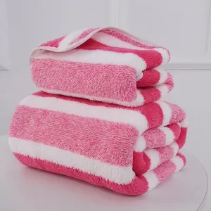 Set di asciugamani in microfibra a righe rosa e bianche con trama assorbente
