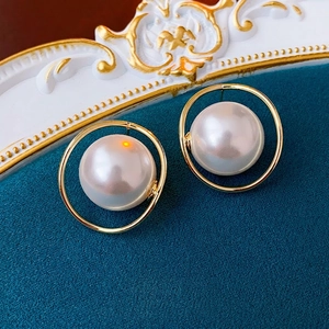 Eleganti orecchini di perle in argento dorato con cerchi metallici circolari minimalisti