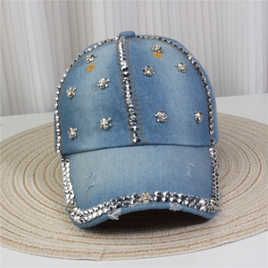 Détails d'une casquette en denim avec clous argentés et tête de mort métallique ornée