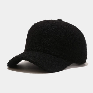 Detail der schwarzen Sherpa-Fleece-Textur auf einer minimalistischen 6-Panel-Baseballcap