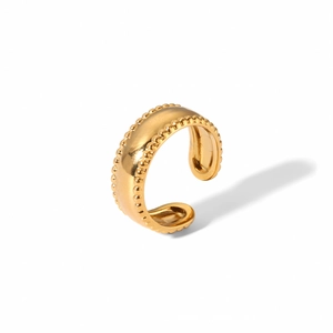 Gros plan sur bague large plaquée or 18 carats avec bords perlés et fini poli miroir