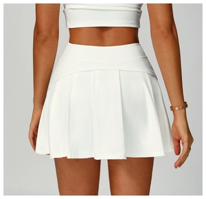 Détail d'une jupe de tennis plissée blanche avec taille haute et tissu respirant