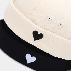 Retro Docker-Mützen aus Canvas mit gestickten Herz-Details in Schwarz und Off-White