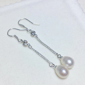Eleganti orecchini a pendente con perle naturali d'acqua dolce e catena d'argento
