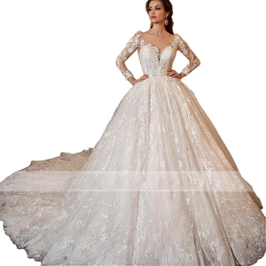 Robe de mariée de luxe en dentelle blanche avec manches longues et longue traîne