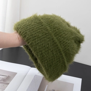 Primer plano del gorro de punto verde musgo con textura gruesa de felpa de pelo largo