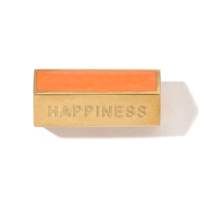 Détail d'un pendentif doré rectangulaire avec émail orange et gravure HAPPINESS