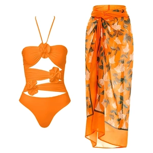Détail d'un maillot de bain orange avec fleurs 3D et paréo à motif floral assorti