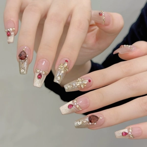 Uñas postizas Coffin oro champán con rubíes rojos, pedrería de lujo y perlas