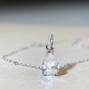 S925 sterling silver necklace with teardrop pear-cut zircon and shimmering accents