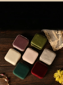 Velvet jewelry organizers in seven colors with zipper closure and square rounded design