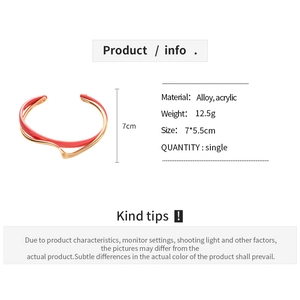Detail view of double-layer geometric open bangle with size 7x5.5cm and 12.5g weight info