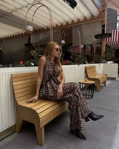 Dettaglio del set leopardato da donna con top senza maniche e pantaloni larghi alla moda