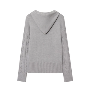 Vue détaillée du sweat à capuche gris clair avec manches en maille torsadée
